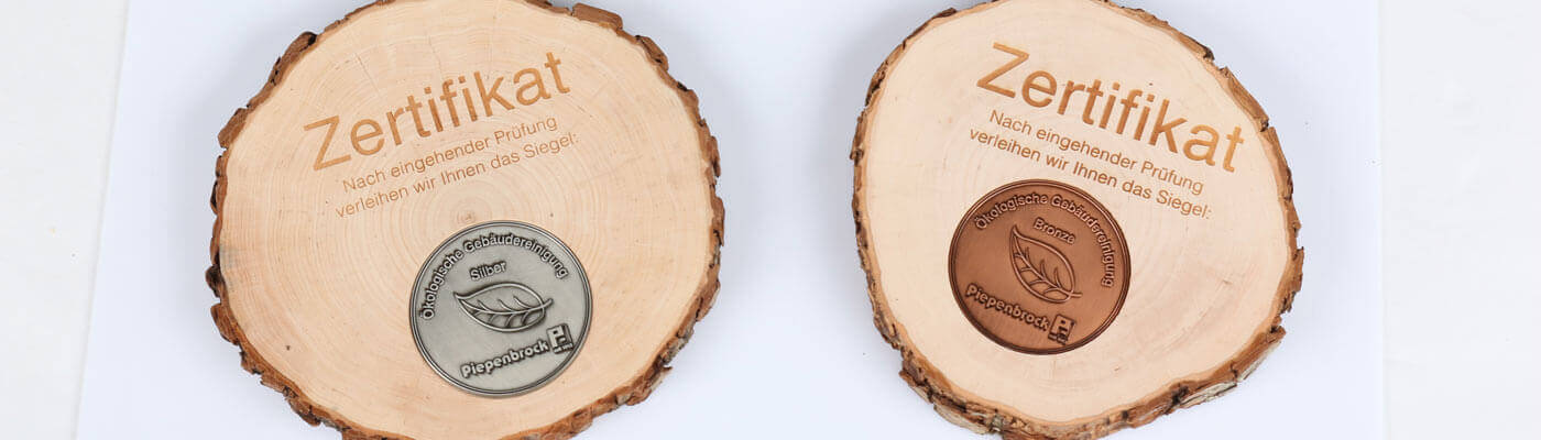 Piepenbrock honours environmentally friendly cleaning services with the Ecological Cleaning Service tree disc. With the tree discs of the Ecological Building Cleaning, Piepenbrock distinguishes environmentally friendly cleaning services.