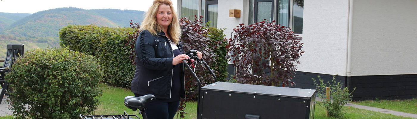 Cargo bikes for low-emissions services Piepenbrock employees get around on cargo bikes in the Landal Mont Real Park.