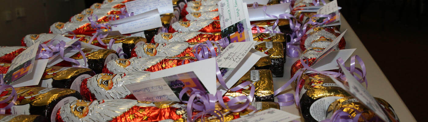St Nicholas campaign Piepenbrock employees give their colleagues chocolate Santas with a Christmas greeting.